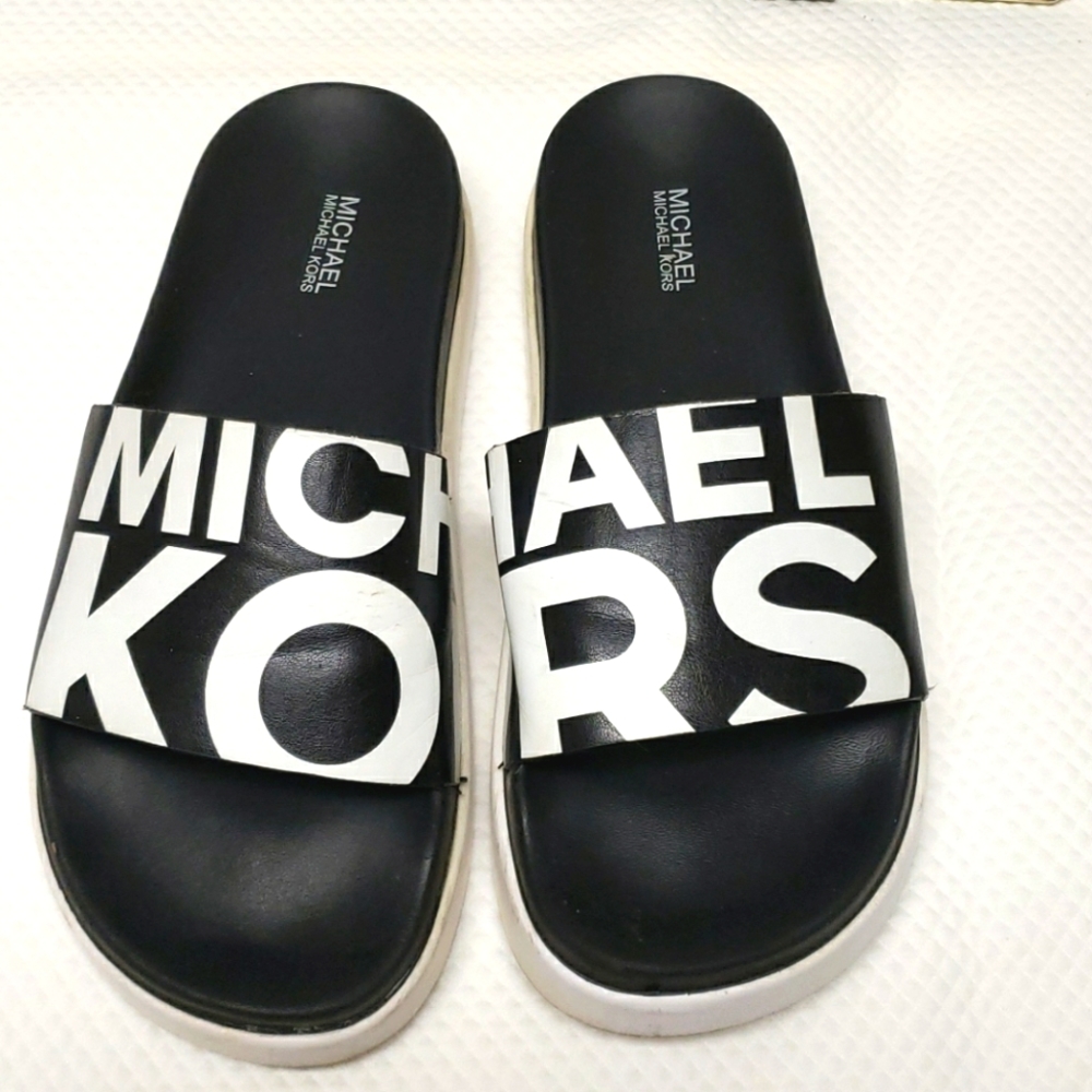 Use black and white michael kors, woman size 8